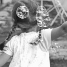 fillette fuyant des bulles de savn
