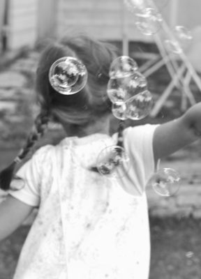 fillette fuyant des bulles de savn