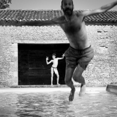 saut en piscine et vacances