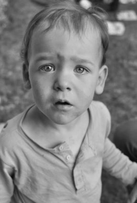 enfant contrarié portrait extérieur