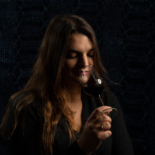 portrait femme dégustant du vin