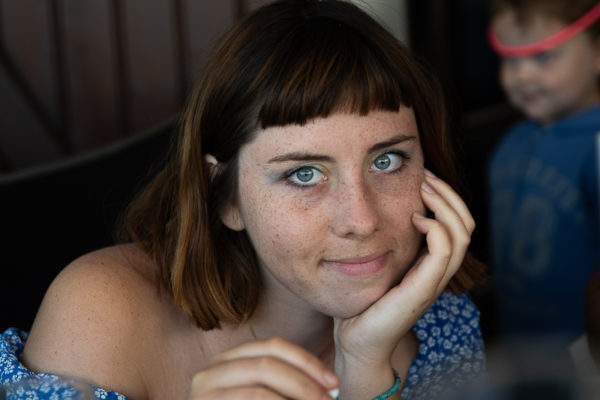 Profil d'adolescente yeux bleus