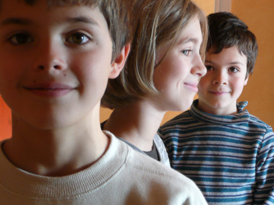 groupe de rois enfants posant