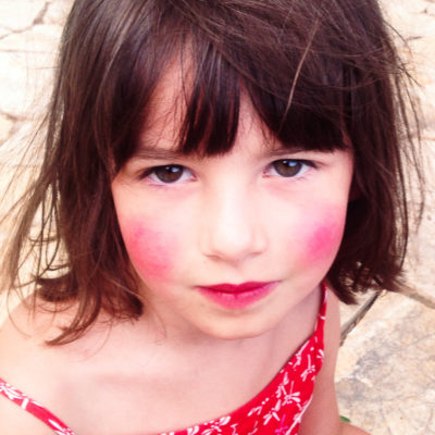 enfant déguisée et maquillée