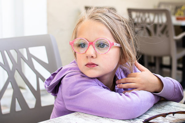 portrait fillette aux lunettes roses