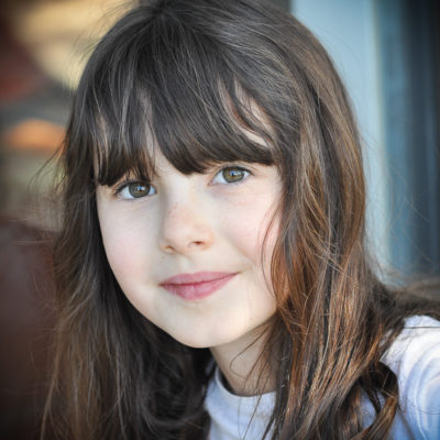 portrait fillette aux cheveux longs