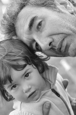 Portrait père tenant sa fille.