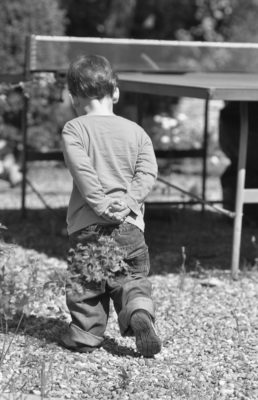 Enfant de dos marchant pensif