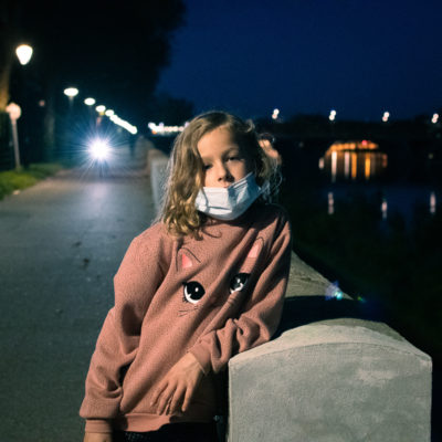 portrait de nuit d'une enfant pendant le confinement