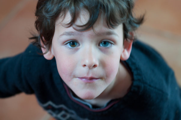 portrait garçon aux yeux vairons