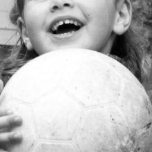 Petite fille qui tient un ballon
