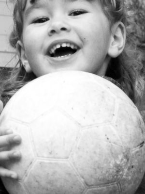 Petite fille qui tient un ballon