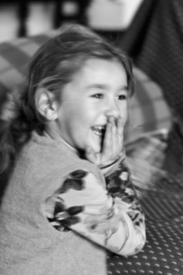 sur le vif enfant qui rit extérieur noir et blanc