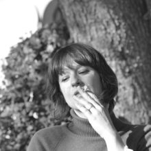 portrait de femme à la cigarette