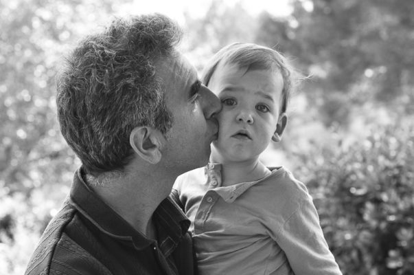 enfant contrarié dans les bras affecteueux de son père
