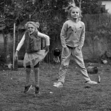 deux fillettes jouant