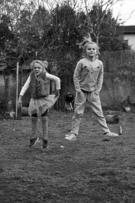 deux fillettes jouant