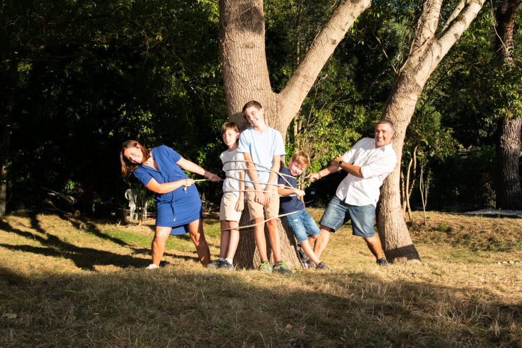 Parents jouant avec leurs enfants pour prendre la pose