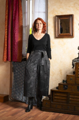 Femme de plus de 45 ans chez elle à son domicile