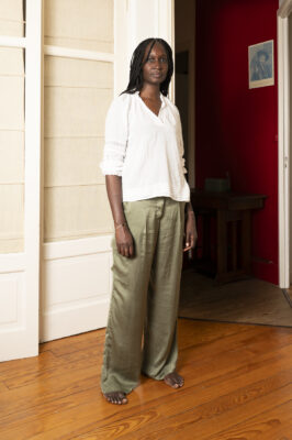 photographie couleur professionnelle portrait de pied d'une femme chez elle