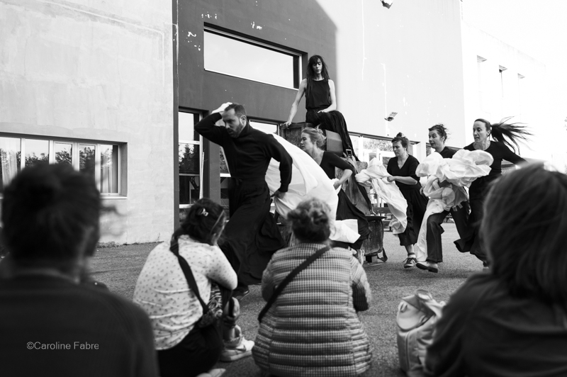 Les artistes rentrent en scène, en courant