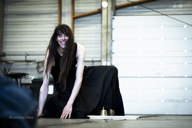 Flore souriant, active des cloches