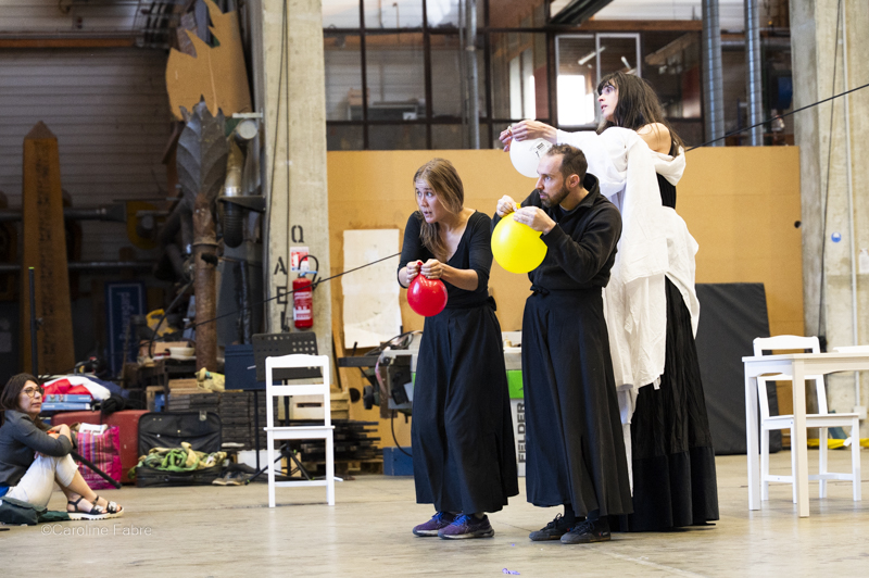 La compagnie Elles qui gonfle des ballons