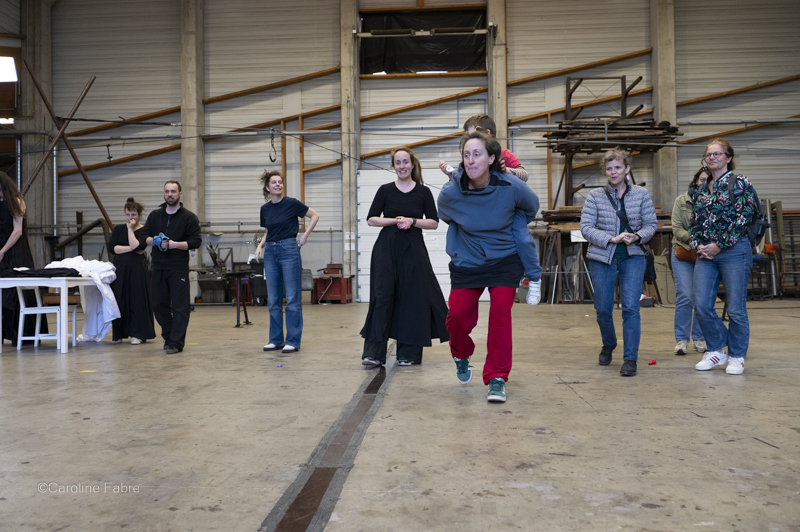 Le salut final de la Compagnie d'Elles pris en photo par la photographe Caroline Fabre