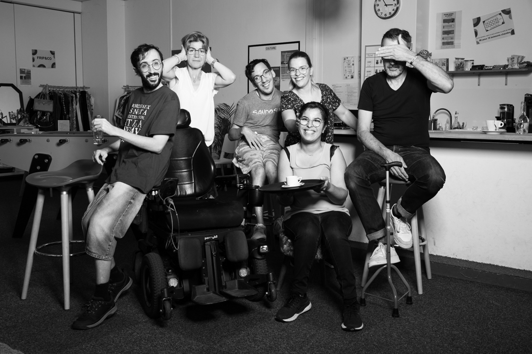 Portrait studio du groupe de Bénévoles et salariés de Café & co dans leurs locaux.